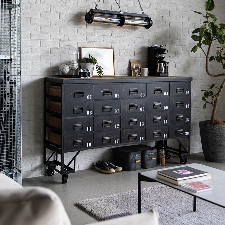 古材とスチールの組み合わせがかっこいい雰囲気のヴィンテージライクなチェスト