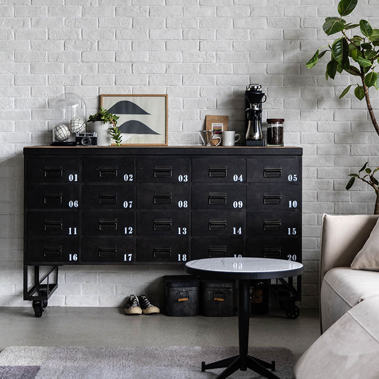 古材とスチールの組み合わせがかっこいい雰囲気のヴィンテージライクなチェスト