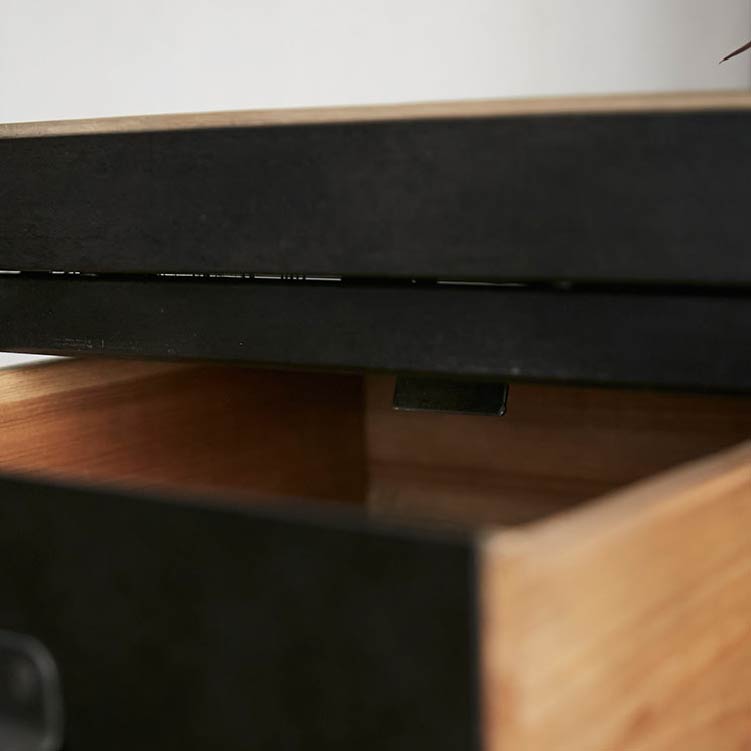 引き出し取手など細かいところにもこだわりの感じられるデザイン