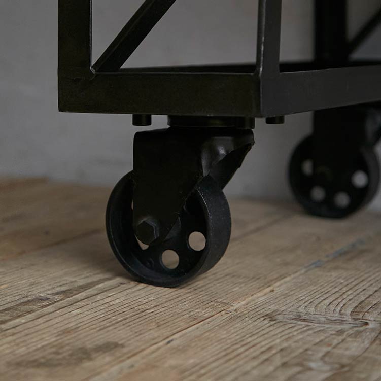 引き出し取手など細かいところにもこだわりの感じられるデザイン