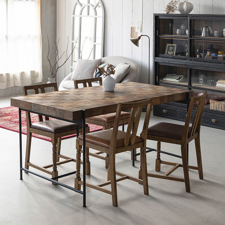 古材を寄木した無骨で趣のある天板が特徴のテーブル