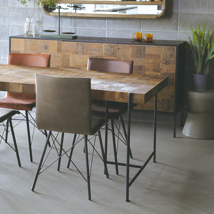 古材を寄木した無骨で趣のある天板が特徴のテーブル