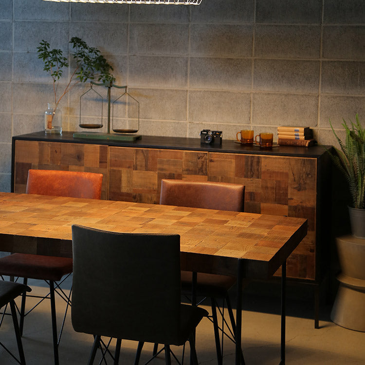 趣のある古材の寄木の天板