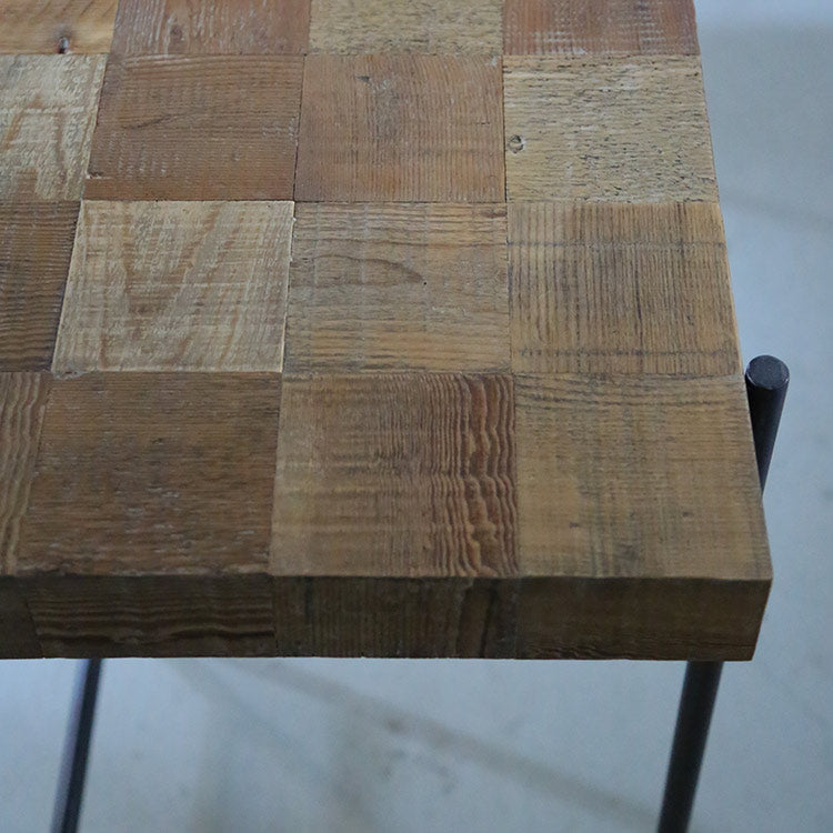 趣のある古材の寄木の天板
