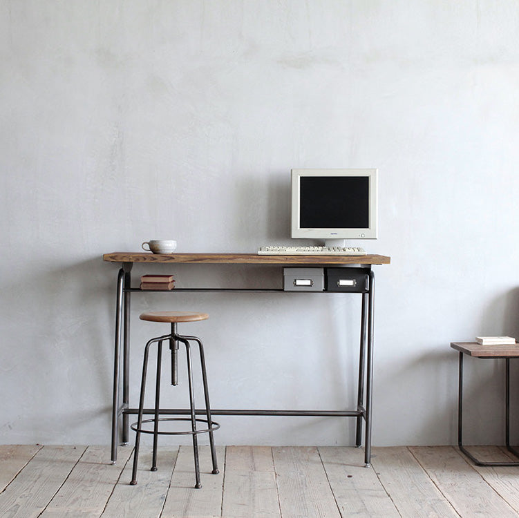 古材とスチールの組み合わせがかっこいい雰囲気のカウンターテーブル