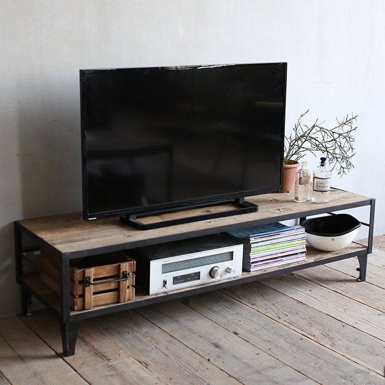 古材とアイアンの組み合わせがかっこいい雰囲気のテレビボード