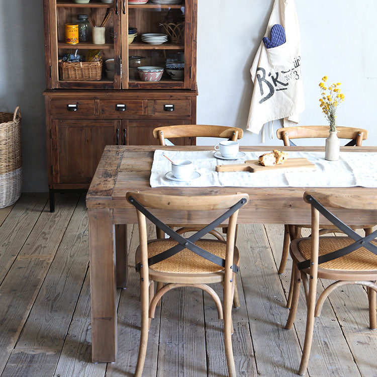 古材の持つ重厚感や雰囲気を存分に味わうことができるダイニングテーブル