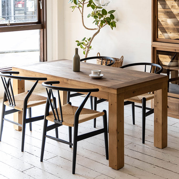 いろんなチェアとの組み合わせが楽しめるテーブル