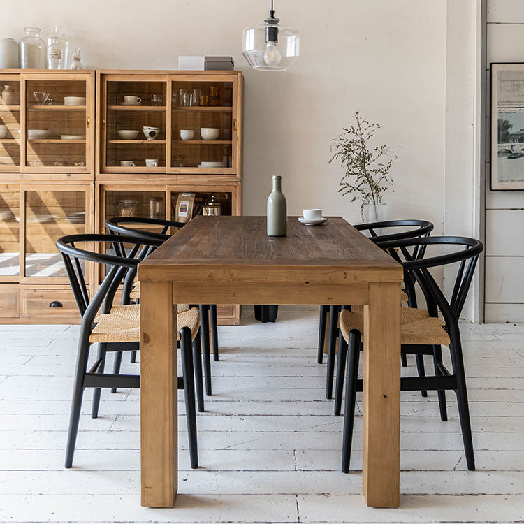 いろんなチェアとの組み合わせが楽しめるテーブル