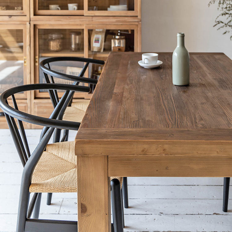 いろんなチェアとの組み合わせが楽しめるテーブル