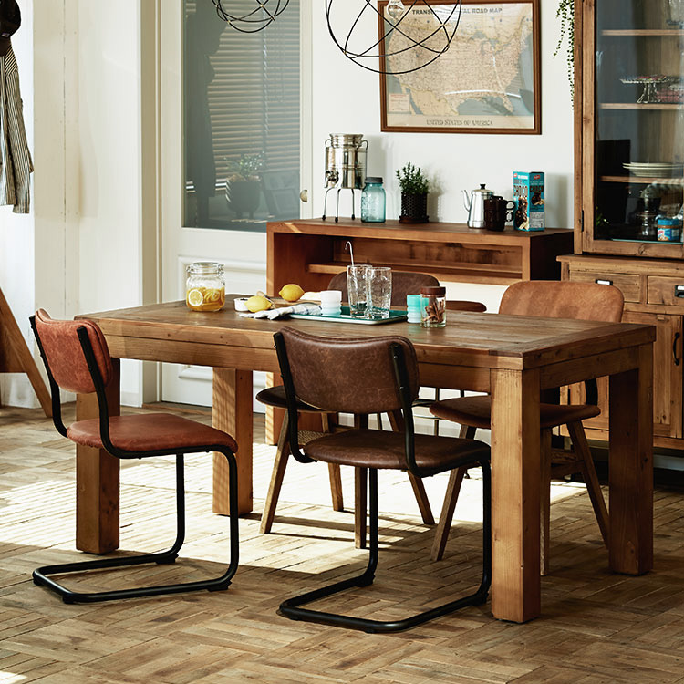 いろんなチェアとの組み合わせが楽しめるテーブル