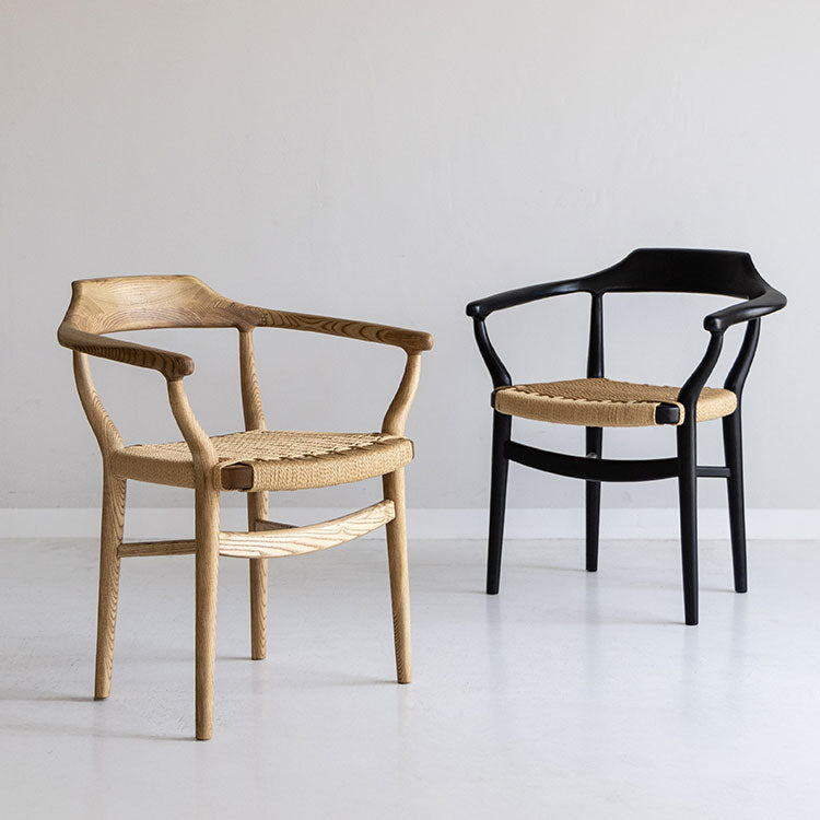 流線的なデザインと天然素材の持つ優しい雰囲気が軽やかなチェア