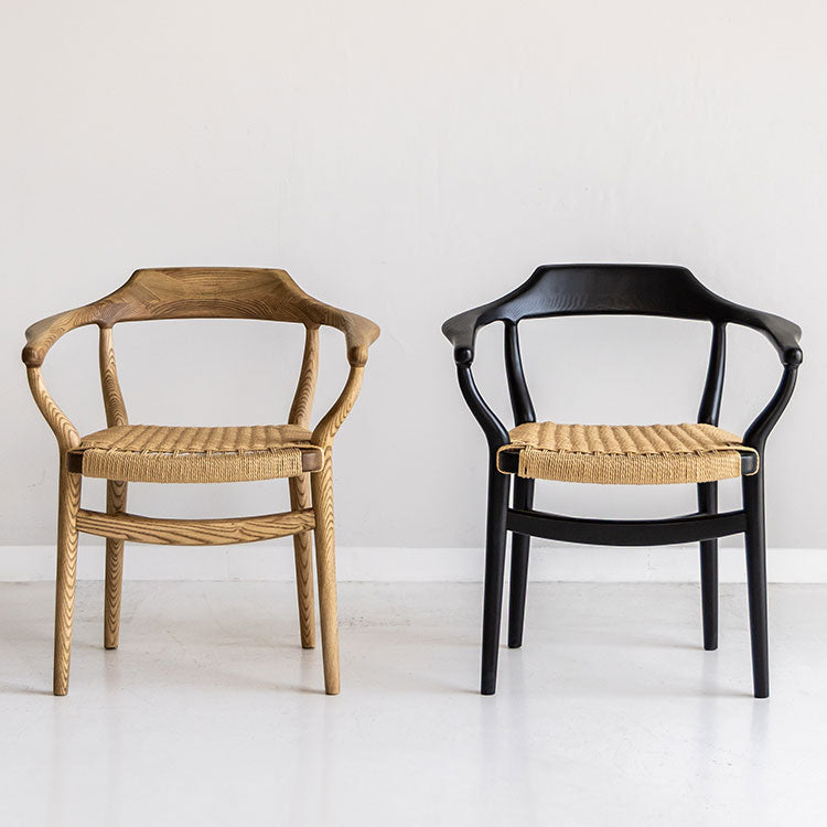 流線的なデザインと天然素材の持つ優しい雰囲気が軽やかなチェア