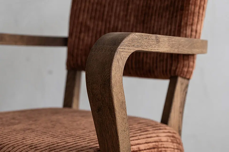 シンプルながらもカーブしたアームが遊び心が光るチェア