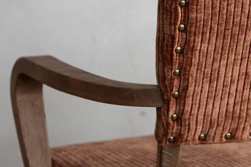 シンプルながらもカーブしたアームが遊び心が光るチェア