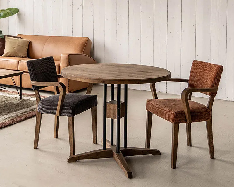 カーブしたアームが個性的なデザインのチェア