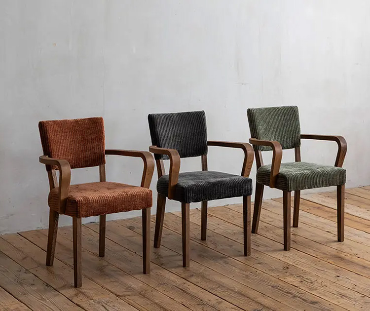 カーブしたアームが個性的なデザインのチェア