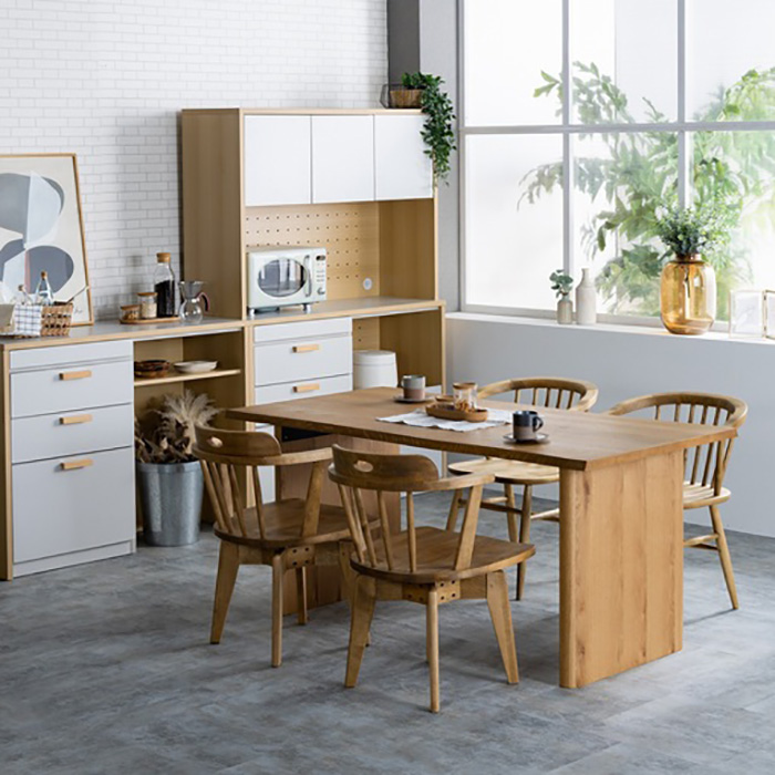 天板のなぐり仕上げがどこか懐かしく温かみのあるダイニングテーブル