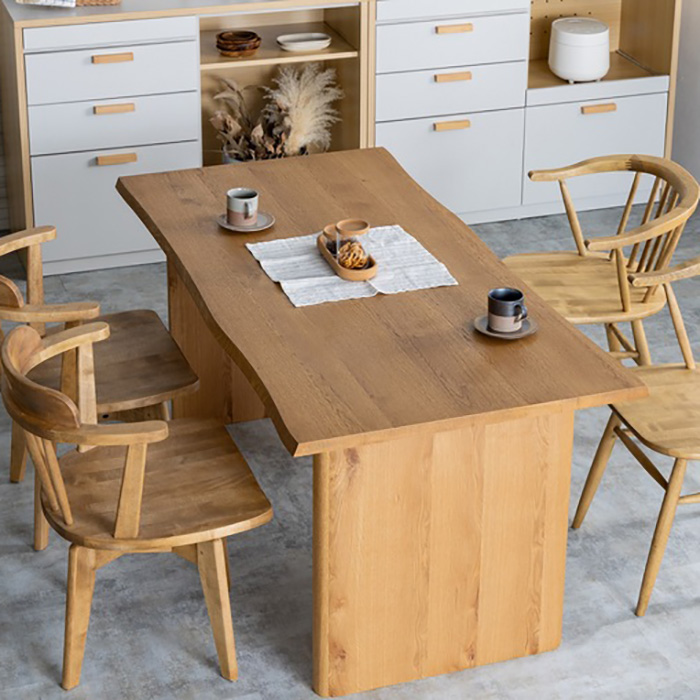 重厚感のあるテーブルはオフィスなどにもおすすめです