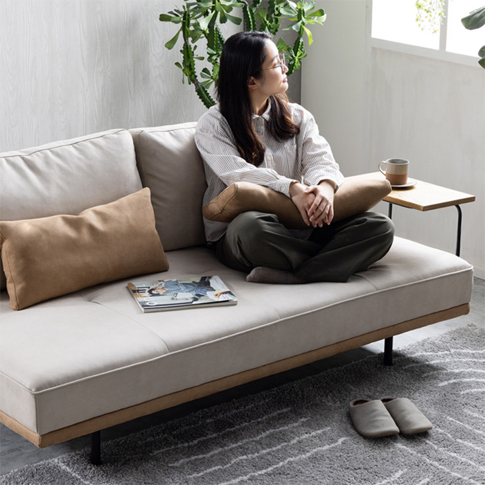 ゆったりとくつろいで座ることができる広い奥行