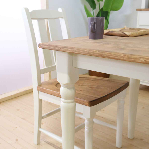 ターンドレッグがクラシカルな雰囲気