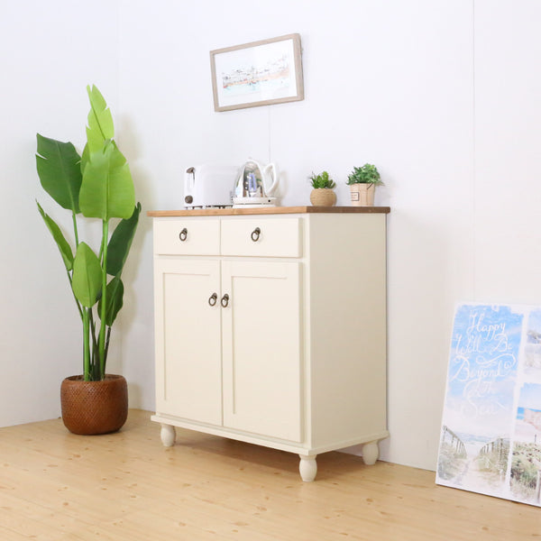 ツートーンペイントがフレンチカントリーなキャビネット