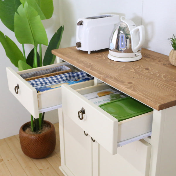 ツートーンペイントがフレンチカントリーなキャビネット