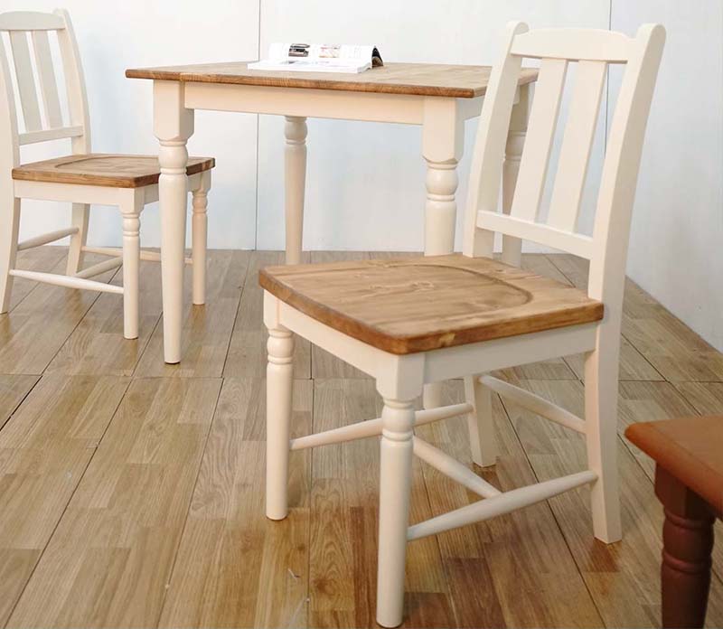 ツートーンペイントがフレンチカントリーなダイニングチェア