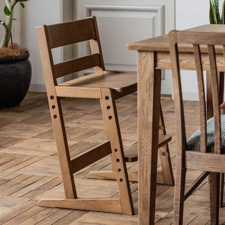 子どもの成長に合わせて調節でき、長く使えるキッズチェア