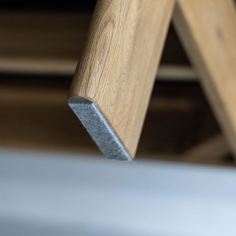 脚部には傷防止のフェルト付き