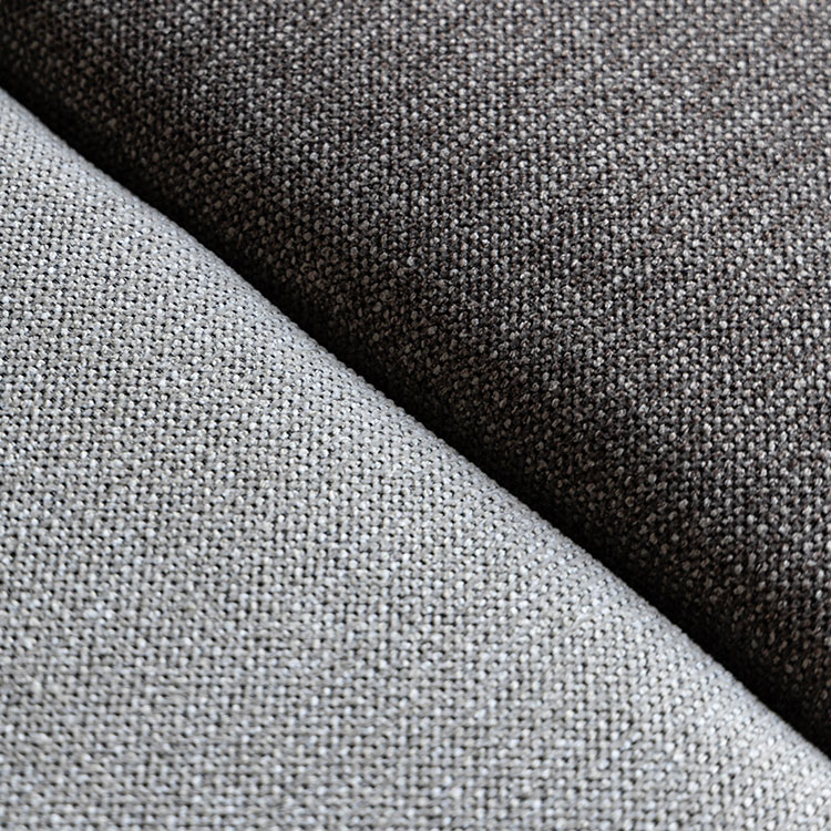 座面は程よい硬さで立ち座りがしやすい設計