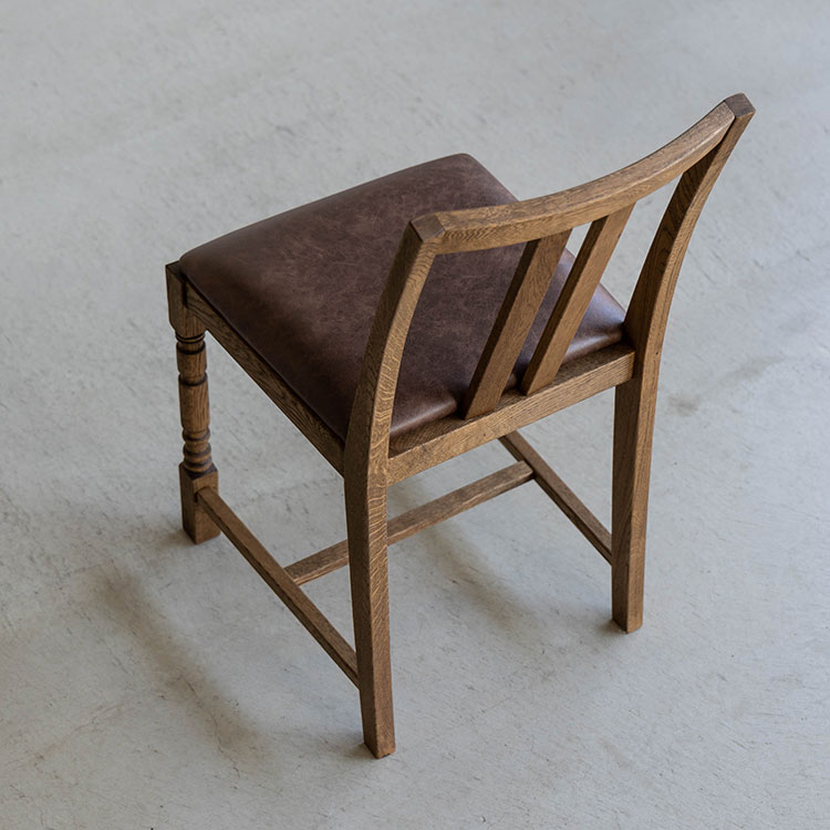 クラシカルな前脚のデザインが特徴的なチェア