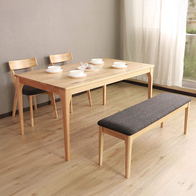 木の温もりを感じるナチュラルデザインのダイニングテーブル