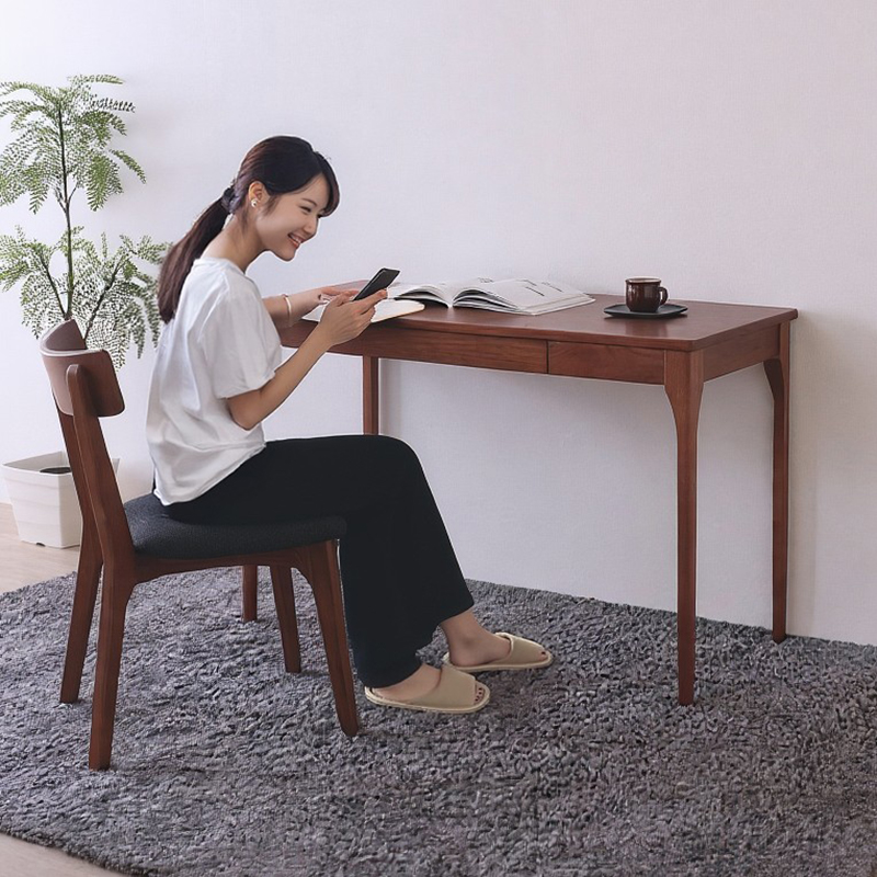 パソコンデスクや作業デスクとしてリビングでの使用もオススメ