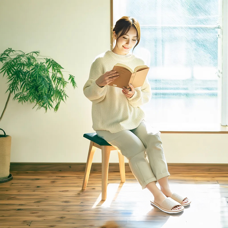 木の温もりを感じるナチュラルデザインのスツール